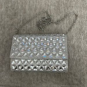 Beautiful clutch bag, perfect for outings. Also had chain to go with it